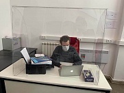 Резка ПЭТ для настольных защитных экранов
